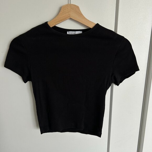 Bershka Black Cropped T-shirt Size Medium - Picture 1 of 3